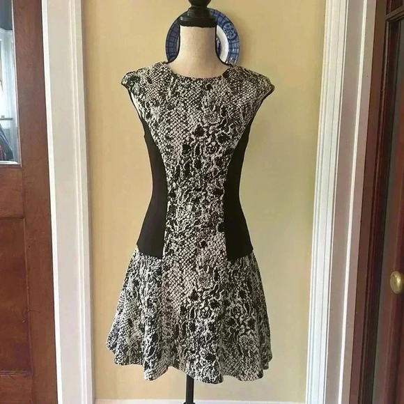 Ted Baker London | Liri Cap-Sleeve Combo Dress, Black - Picture 4 of 8